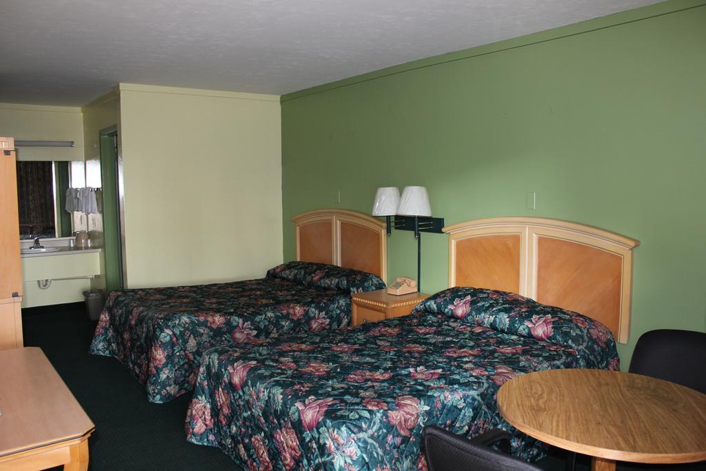 Travelers Inn Gainesville Room photo